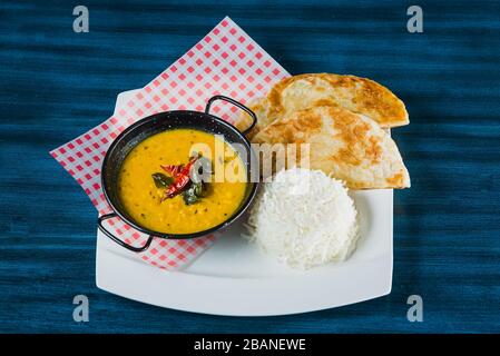 Orientalisches Essen - indische Küche auf einem Londoner Markt. Stockfoto