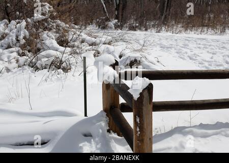 Holzzäune und Schnee im Cherry Creek State Park Stockfoto