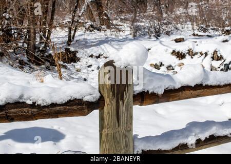 Holzzäune und Schnee im Cherry Creek State Park Stockfoto