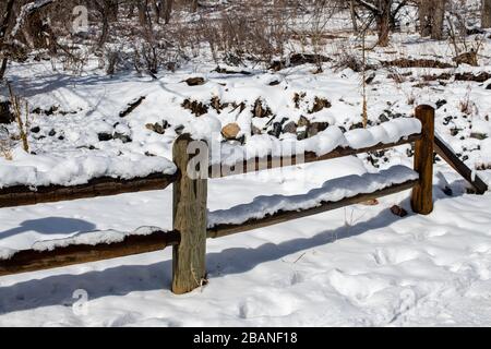 Holzzäune und Schnee im Cherry Creek State Park Stockfoto