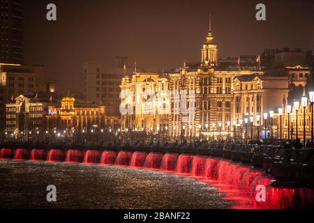 Farbwechselleuchten auf dem Wasser, die durch das helle Leuchten des Bund, Shanghai, China, gestützt werden Stockfoto