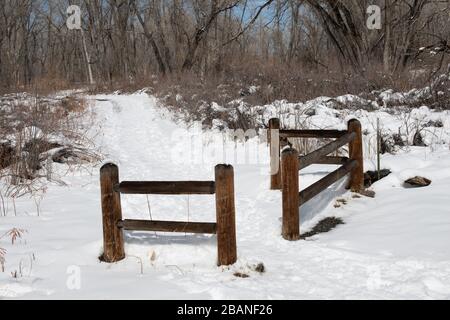 Holzzäune und Schnee im Cherry Creek State Park Stockfoto