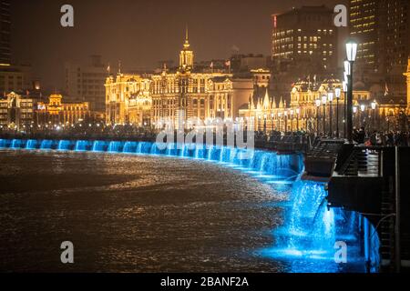 Farbwechselleuchten auf dem Wasser, die durch das helle Leuchten des Bund, Shanghai, China, gestützt werden Stockfoto