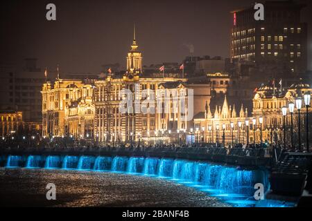 Farbwechselleuchten auf dem Wasser, die durch das helle Leuchten des Bund, Shanghai, China, gestützt werden Stockfoto