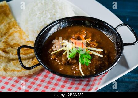 Orientalisches Essen - indische Küche auf einem Londoner Markt. Stockfoto