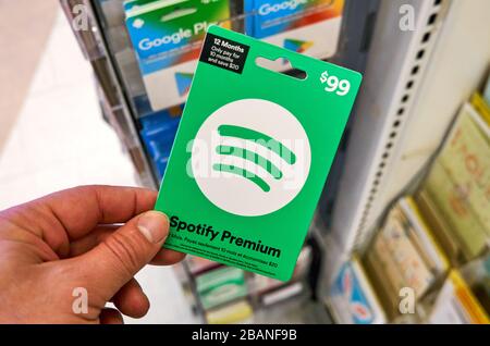 Montreal, Kanada - 24. März 2020: Spotify Green Geschenkgutschein im Geschäft über Geschenkgutscheine. Spotify ist ein internationaler Mediendienstleister, wir Stockfoto