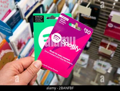 Montreal, Kanada - 24. März 2020: Spotify Geschenkgutschein in Pink im Geschäft über Geschenkgutscheine. Spotify ist ein internationaler Mediendienstleister, wel Stockfoto
