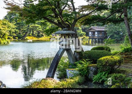 Nahaufnahme der Kotojitoro Lantern, dem ikonischen Symbol des Kenrokuen-Gartens, Kanazawa, Japan Stockfoto