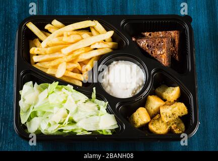 Holztisch mit verschiedenen Schnitten und Obst mit Gemüse Stockfoto