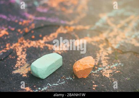 Nahaufnahme auf einem kleinen Stück der verwendeten grünen Kreide Stockfoto