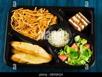 Holztisch mit verschiedenen Schnitten und Obst mit Gemüse Stockfoto