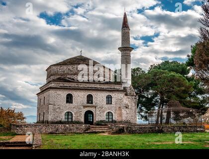 Blick auf die Fethiye-Moschee, mit dem Grab von Ali Pascha im Vordergrund. Das Hotel befindet sich in der Akropolis (Kale) der Altstadt von Ioannina, Griechenland Stockfoto