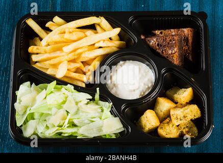 Holztisch mit verschiedenen Schnitten und Obst mit Gemüse Stockfoto