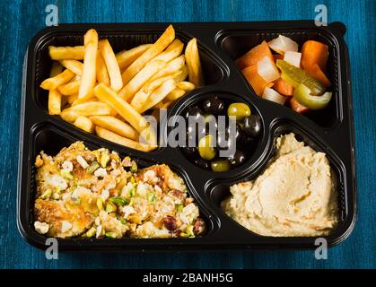 Holztisch mit verschiedenen Schnitten und Obst mit Gemüse Stockfoto