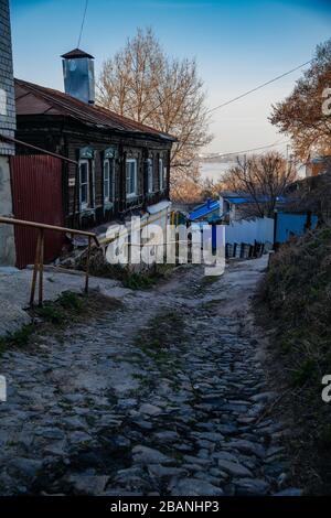 Alte Häuser an der niedrigen Straße in alter Armut Teil der Woronesch-Stadt in Russland. Stockfoto