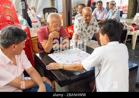 Lokale Männer, die ein chinesisches Schachspiel (Xiangqi), Sago Street, Chinatown, Central Area, Republik Singapur spielen Stockfoto