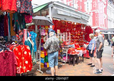 Chinesische Bekleidungs- und Souvenirläden, Smith Street, Chinatown, Central Area, Republik Singapur Stockfoto