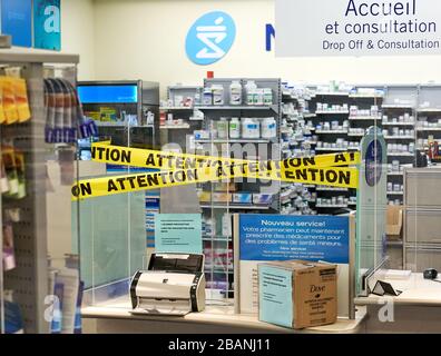 Montreal, Kanada - 28. März 2020: Schreiben und Abkleben von Aufmerksamkeit im Abschnitt "Verschreibung" in der Apotheke. Neues Verfahren in Quebec eingeführt, wenn Menschen cop Stockfoto