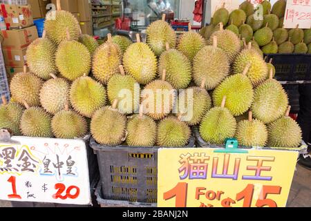 Durian Fruit zum Verkauf an Stall, Temple Street, Chinatown, Central Area, Republik Singapur Stockfoto