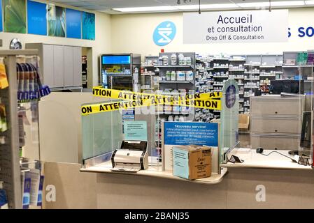 Montreal, Kanada - 28. März 2020: Schreiben und Abkleben von Aufmerksamkeit im Abschnitt "Verschreibung" in der Apotheke. Neues Verfahren in Quebec eingeführt, wenn Menschen cop Stockfoto