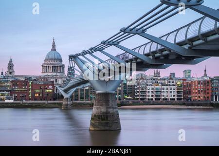 Blick auf die Millenniumsbrücke in Richtung St. Pauls Kathedrale Stockfoto