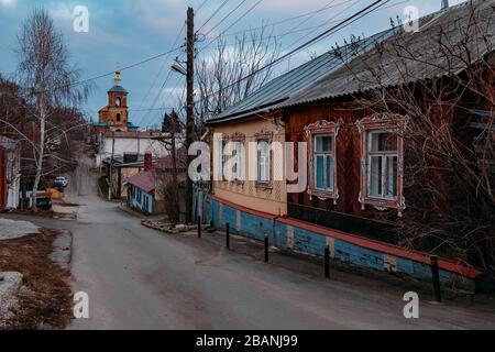 Alte Häuser an der niedrigen Straße in alter Armut Teil der Woronesch-Stadt in Russland. Stockfoto