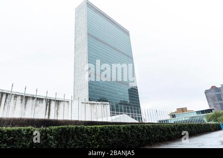 New York, New York - 28. März 2020: Sitz der Vereinten Nationen mit leeren Fahnenmasten in Manhattan Stockfoto