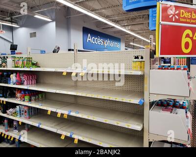 Montreal, Kanada - 22. März 2020: Leere Regale im Walmart Lebensmittelgeschäft wegen COVID-19. Viele Menschen auf der ganzen Welt sind auf eine lange Linie gestoßen Stockfoto