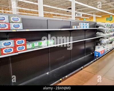Montreal, Kanada - 22. März 2020: Leere Regale im Walmart Lebensmittelgeschäft wegen COVID-19. Viele Menschen auf der ganzen Welt sind auf eine lange Linie gestoßen Stockfoto