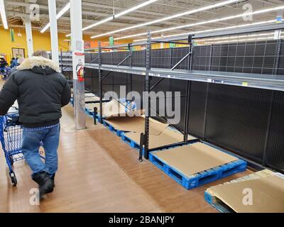 Montreal, Kanada - 22. März 2020: Leere Regale im Walmart Lebensmittelgeschäft wegen COVID-19. Viele Menschen auf der ganzen Welt sind auf eine lange Linie gestoßen Stockfoto