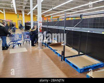 Montreal, Kanada - 22. März 2020: Leere Regale im Walmart Lebensmittelgeschäft wegen COVID-19. Viele Menschen auf der ganzen Welt sind auf eine lange Linie gestoßen Stockfoto