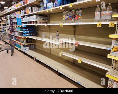 Montreal, Kanada - 22. März 2020: Leere Regale im Lebensmittelgeschäft wegen COVID-19. Viele Menschen auf der ganzen Welt sind auf lange Strecken und ihr Leben gestoßen Stockfoto