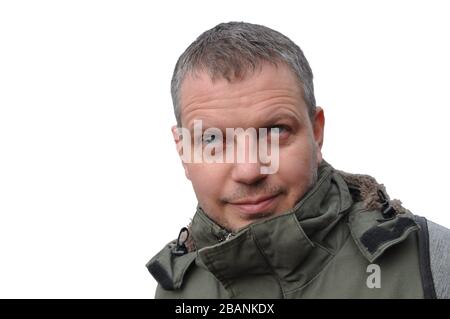 Porträt eines europäischen Mannes mit grauem Haar und zweitägig unrasiert. Auf weißem Hintergrund isolieren Stockfoto