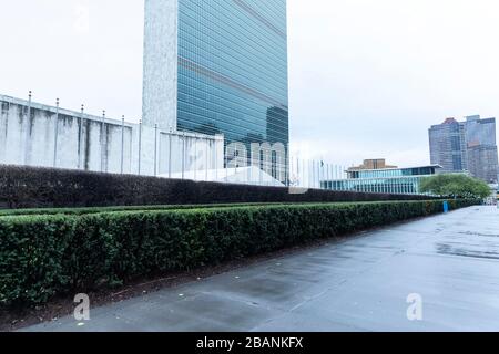 New York, USA. März 2020. Hauptsitz der Vereinten Nationen mit leeren Fahnenmasten in Manhattan (Foto von Lev Radin/Pacific Press) Kredit: Pacific Press Agency/Alamy Live News Stockfoto