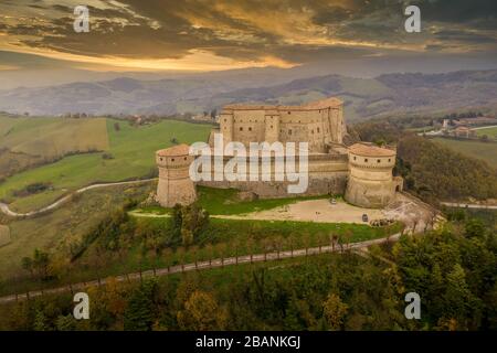 Luftaufnahme der Festung San Leo und Gefängnis in der Nähe von Rimini Italien Stockfoto