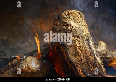 Nahaufnahme auf einem brennenden Holzhintergrund Stockfoto