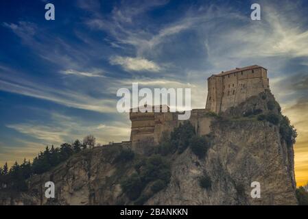 San Leo Festung bei Sonnenuntergang mit verträumtem Himmel Stockfoto