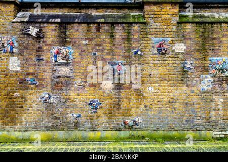 "A Thames Tale" Wandkunst von Amanda Hinge in Greenwich am Themse-Pfad, London, Großbritannien Stockfoto