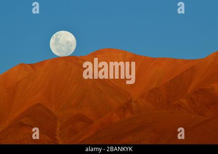 Der Mond und der Berg. Tolar Grande, Salta, Argentinien. Stockfoto