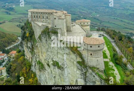 Luftaufnahme der Gefängnisfestung San Leo in Italien Stockfoto