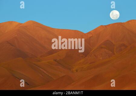 Der Mond und der Berg. Tolar Grande, Salta, Argentinien. Stockfoto