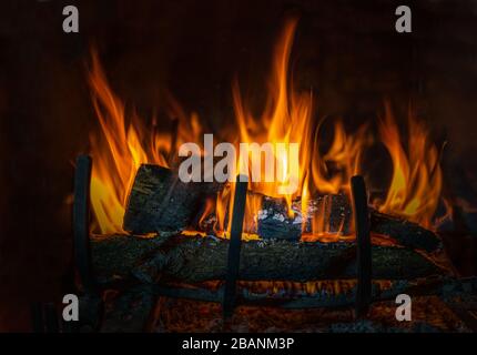 Brennenden und glühenden Holzstücke in Kamin Stockfoto