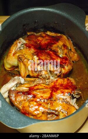 Gebratenes Huhn, appetitliche truthahnbraten und Kartoffeln im Ofen. Frisches Fleisch. Hausgemeißeltes Hühnchen im Ofen. Stockfoto