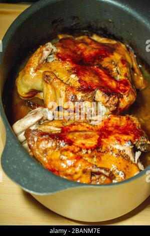 Gebratenes Huhn, appetitliche truthahnbraten und Kartoffeln im Ofen. Frisches Fleisch. Hausgemeißeltes Hühnchen im Ofen. Stockfoto