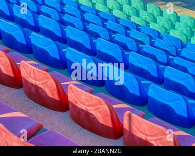 Leere Kunststoffsitze in der Sportarena Stockfoto