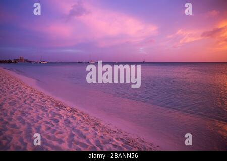 Majestätischer Sonnenuntergang am Palm Beach auf Aruba Stockfoto