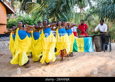 Tänzerinnen und Musiker treten in Entebbe, Uganda auf Stockfoto