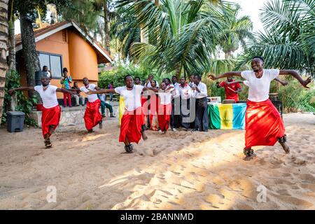 Tänzerinnen und Musiker treten in Entebbe, Uganda auf Stockfoto