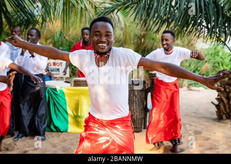 Tänzerinnen und Musiker treten in Entebbe, Uganda auf Stockfoto