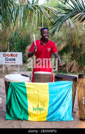 Tänzerinnen und Musiker treten in Entebbe, Uganda auf Stockfoto